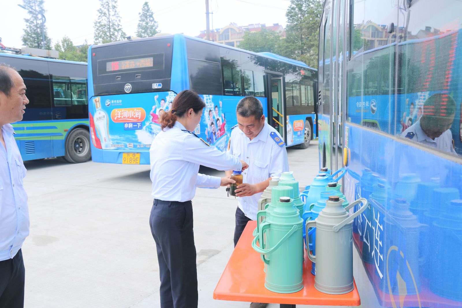 公交集團(tuán)海通公交公司調(diào)配線路轉(zhuǎn)場(chǎng)分流充電 保障市民出行